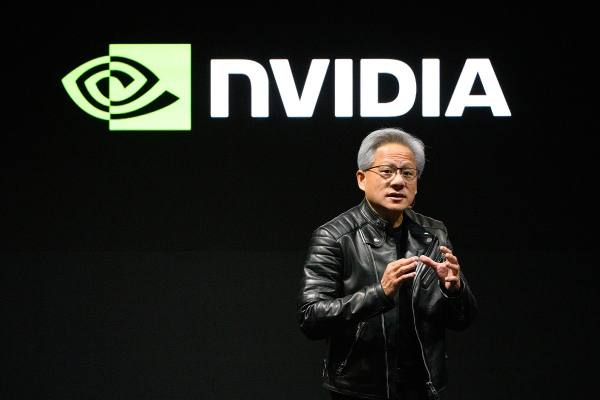 Выступление на сцене с логотипом NVIDIA